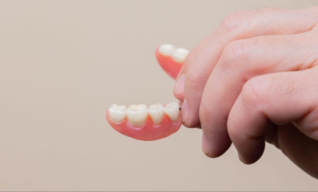 ワイヤーなどを用いた矯正治療をせずに、歯並びは改善できるのか
